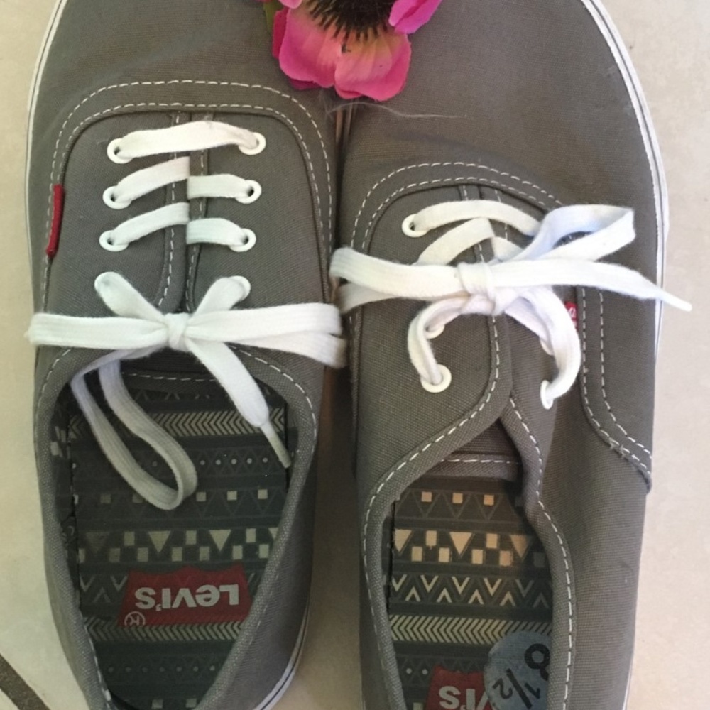 Levi's gray sneakers size 8.5 canvas shoes